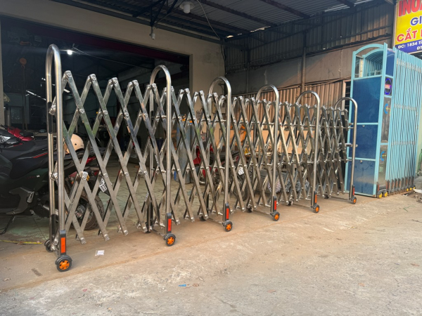 Hàng Rào Xếp Inox Đẩy Tay