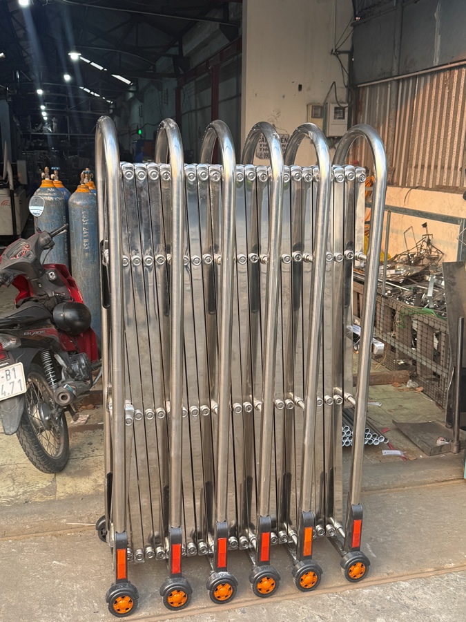 Hàng Rào Xếp Inox Đẩy Tay